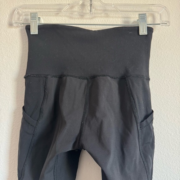 Lululemon Seek The Heat Crop in Black Size: 2 - Picture 9 of 13